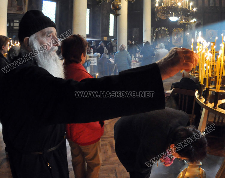 Празникът на Свети Архангел Михаил събра десетки миряни в храма