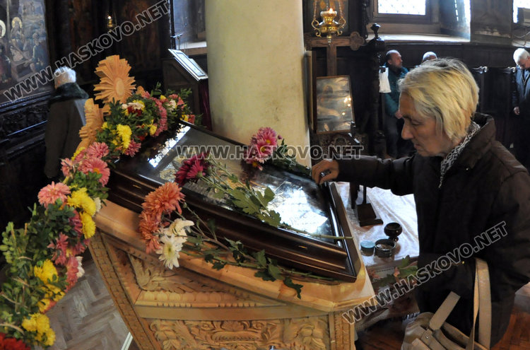 Празникът на Свети Архангел Михаил събра десетки миряни в храма