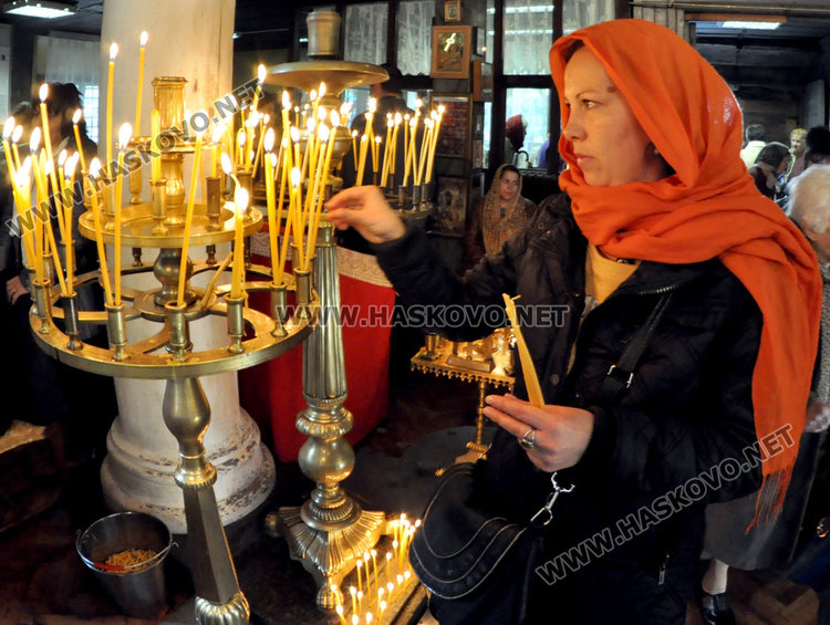 Празникът на Свети Архангел Михаил събра десетки миряни в храма