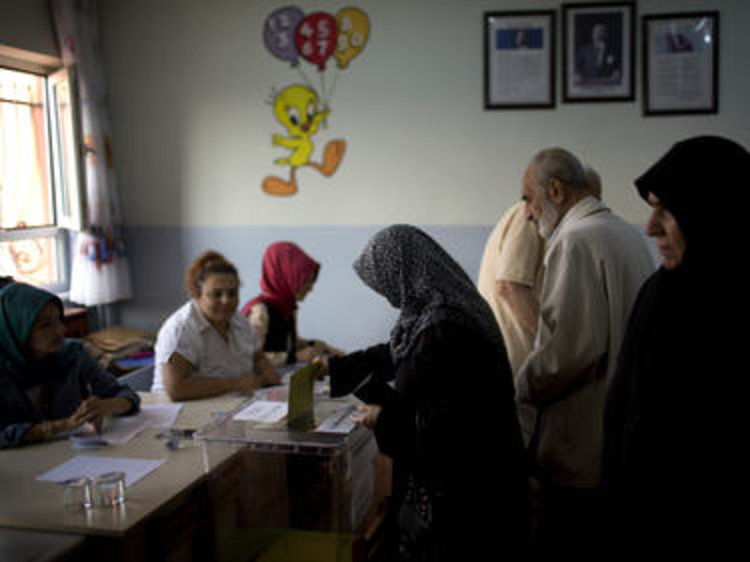 Цачева с два пъти по-голяма подкрепа от Орешарски в Турция