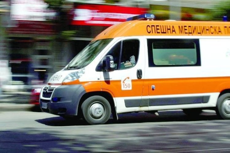 Кола се удари в дърво, млад мъж загина