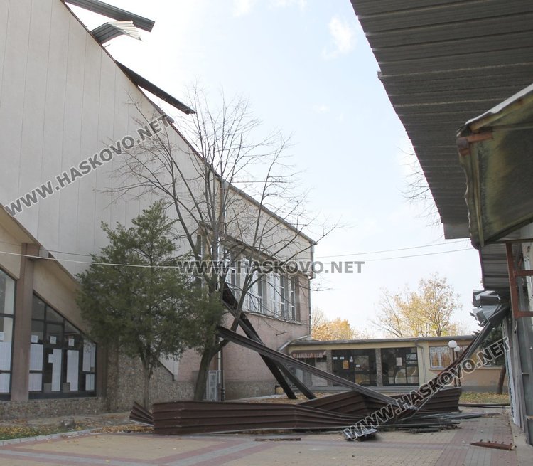 Опасни ламарини надвиснаха от покрива на Спортната зала в Димитровград