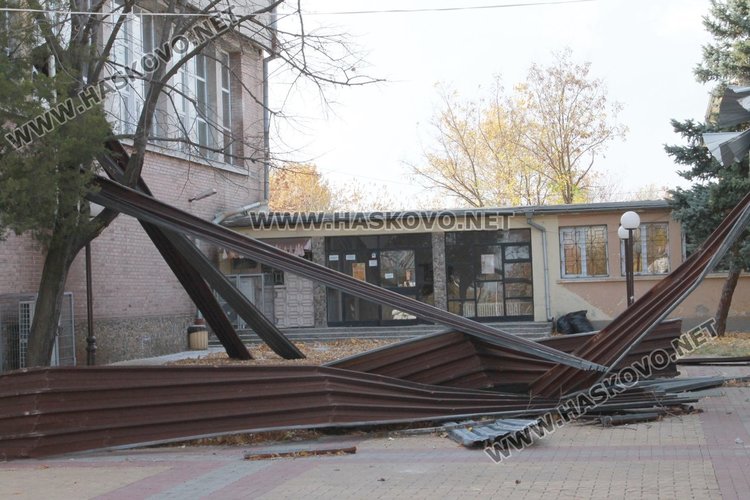 Опасни ламарини надвиснаха от покрива на Спортната зала в Димитровград