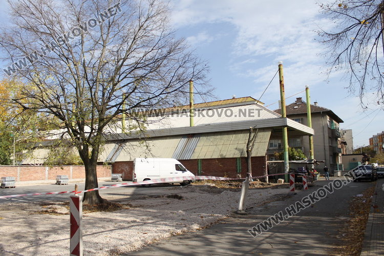 Започна ремонт на паркинга зад ресторант "Москва"