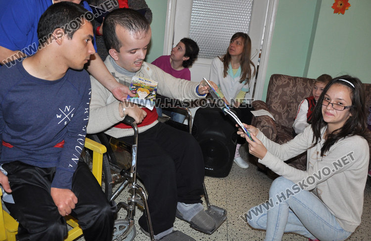 Шестокласничка продава първата си книга благотворително за Дом  “Марина“