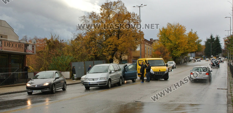 Бус на охранители натресе два Шарана на Кърджалийска