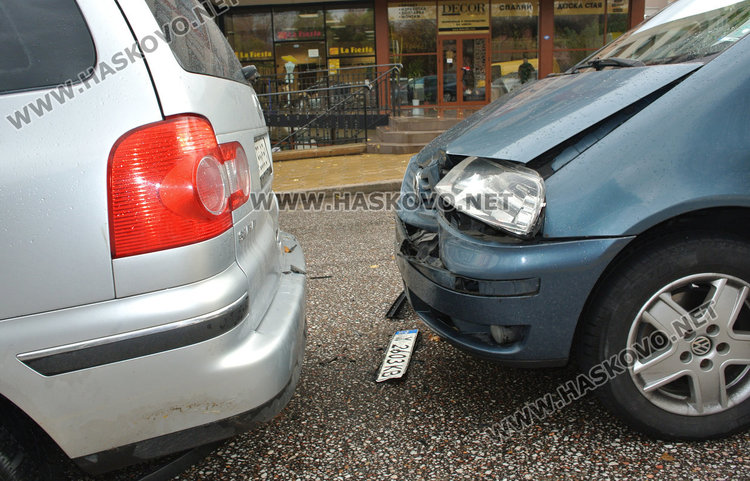 Бус на охранители натресе два Шарана на Кърджалийска