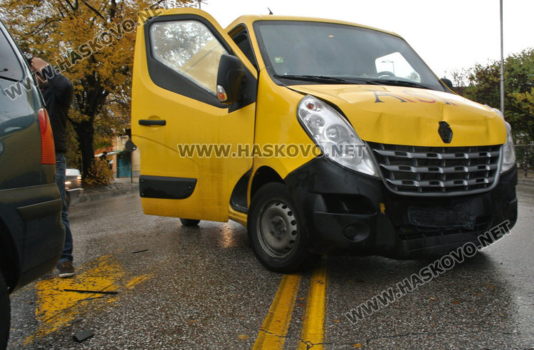 Бус на охранители натресе два Шарана на Кърджалийска