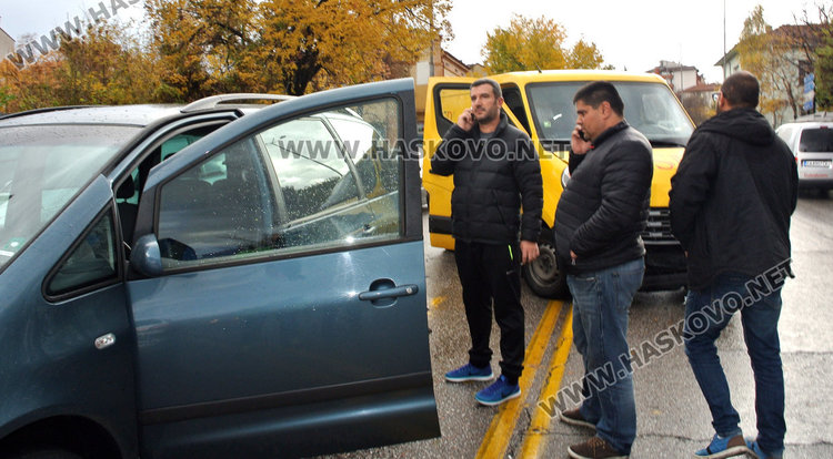 Бус на охранители натресе два Шарана на Кърджалийска