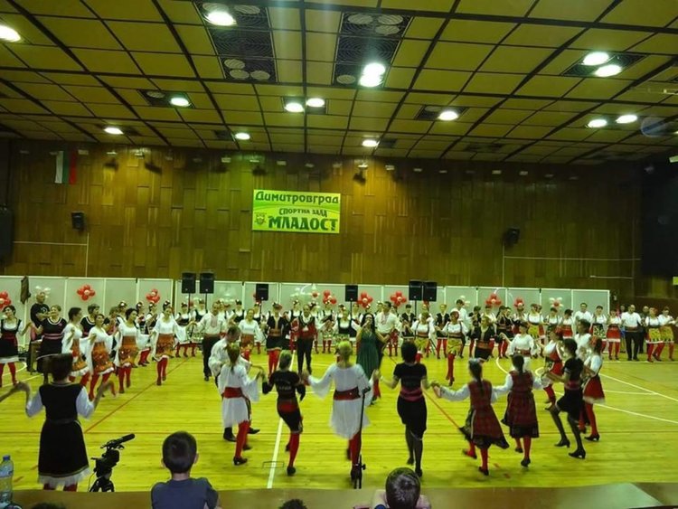 Предишните издания на фестивала бяха в зала "Младост", а утрешното ще бъде в ОДТ "Ап.Карамитев"