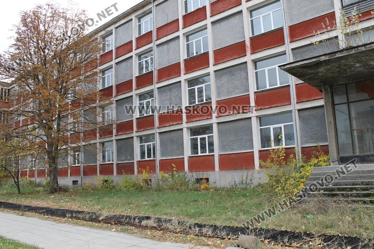 Силният вятър събори метална ограда в Професионалната гимназия