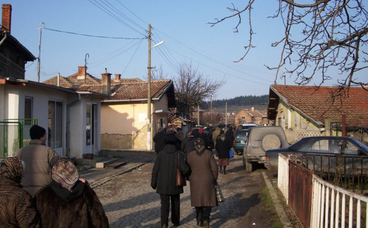 Изверги удушиха 87-годишна самотна жена за пари