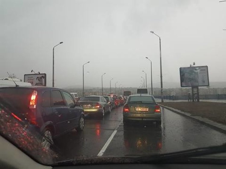 Новият мост бе блокиран от задръстване