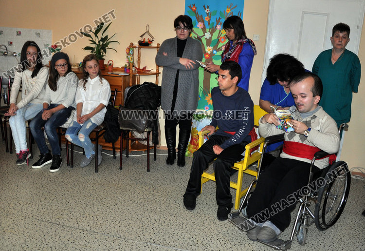 Шестокласничка продава първата си книга благотворително за Дом  “Марина“