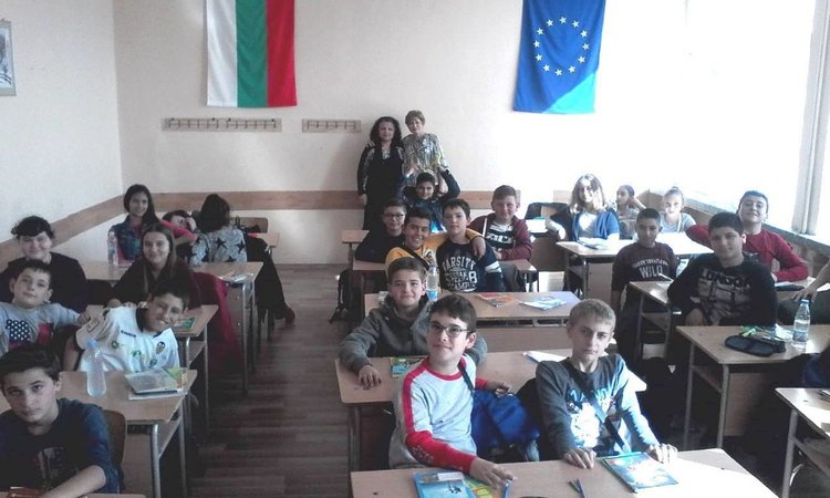 Хабибе Хасанова представи новата си книга „Над предела” пред ученици 