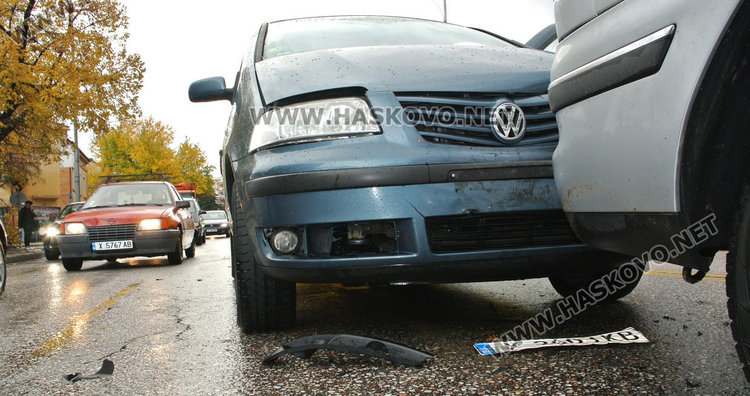 Бус на охранители натресе два Шарана на Кърджалийска