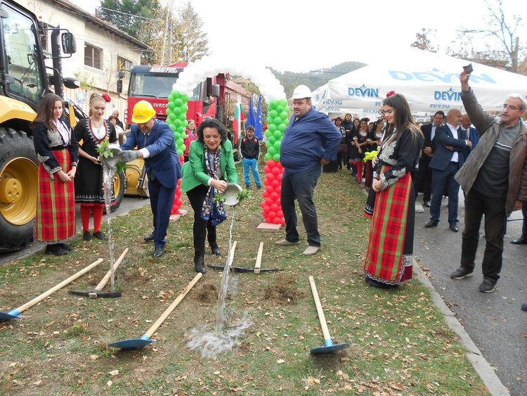 Направиха първа копка на проекта за рехабилитация на топлопровода от Беденски бани до Девин