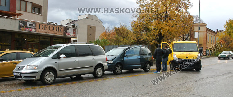 Бус на охранители натресе два Шарана на Кърджалийска