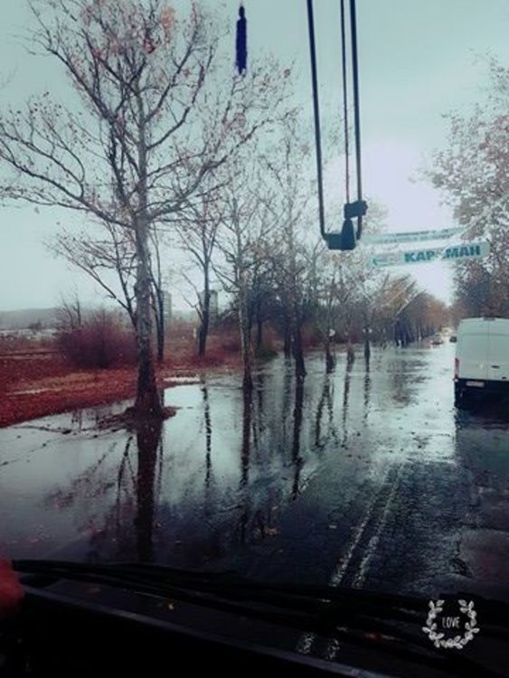 Залят бе и пътя за Мост