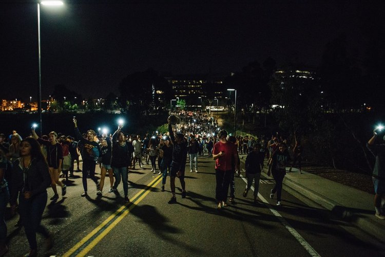 Студенти от калифорнийския университет в Сан Диего протестират срещу избирането на Тръмп @thee_gui  ·