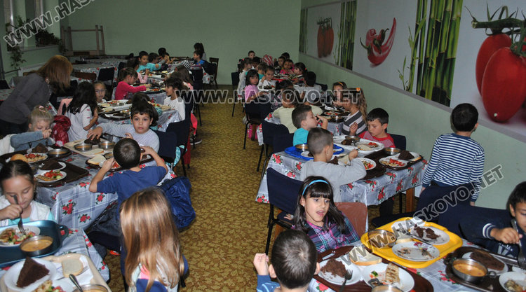 В училище „Васил Левски“ залагат на здравословното хранене с балансирани гозби