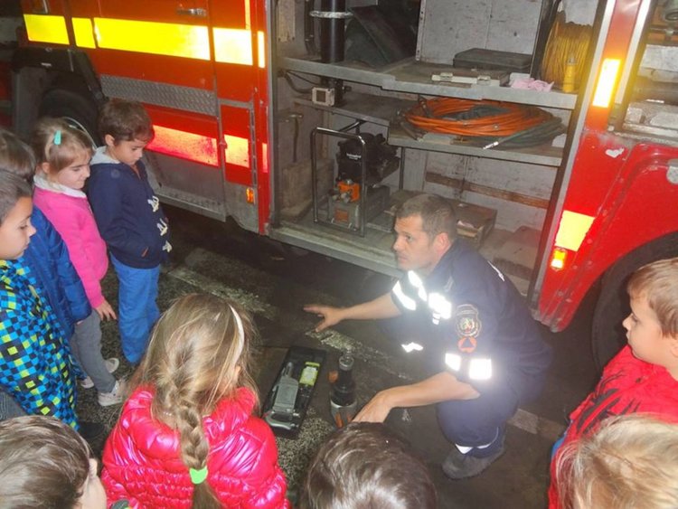 . Малчуганите от 3 А група бяха на визита пожарната служба в Димитровград