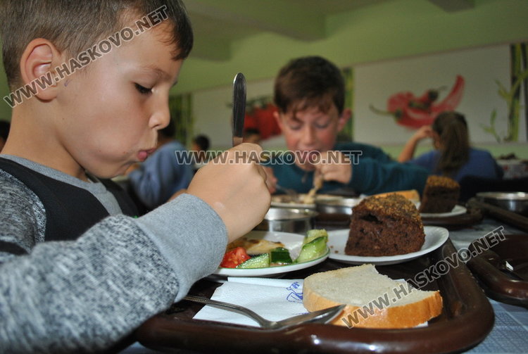 В училище „Васил Левски“ залагат на здравословното хранене с балансирани гозби