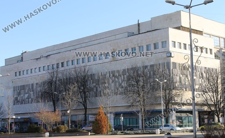 Комисията по жилищно -спестовните влогове се помещава в сградата на Търговския дом на бул."Раковски" №16