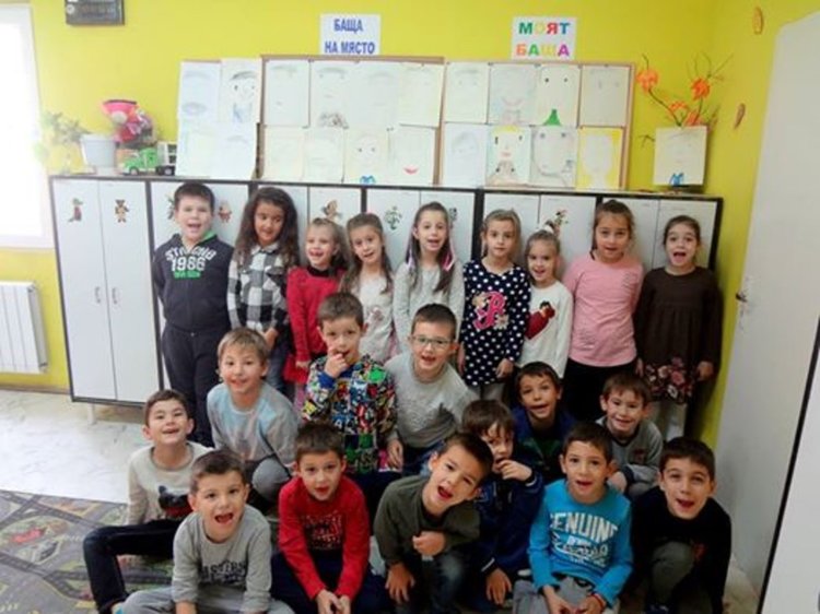 Децата рисуваха и портрети на своите бащи