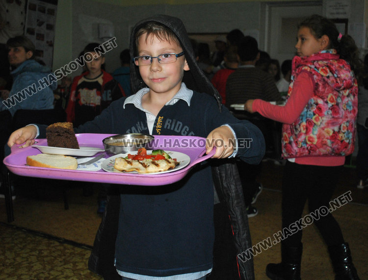 В училище „Васил Левски“ залагат на здравословното хранене с балансирани гозби