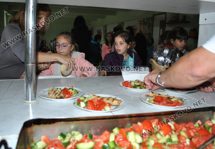 В училище „Васил Левски“ залагат на здравословното хранене с балансирани гозби