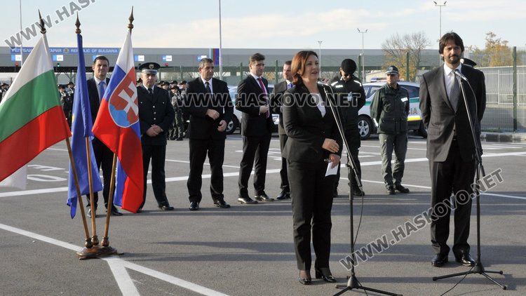 Бъчварова разписа изплащането на извънредните на полицаите