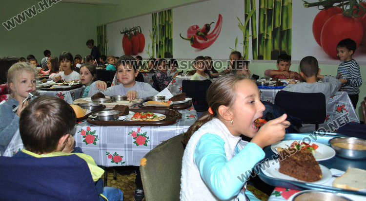 В училище „Васил Левски“ залагат на здравословното хранене с балансирани гозби