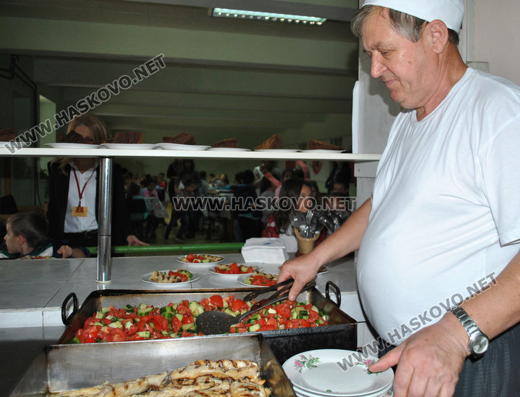 В училище „Васил Левски“ залагат на здравословното хранене с балансирани гозби