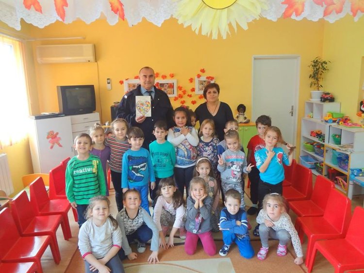 С професията на полицая се запознаха децата от  3 А група 