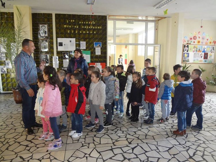 Представа за професията на учителя децата получиха при посещението си в ОУ "Алеко Константинов"