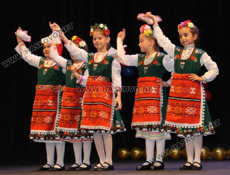 Старт на концерта дадоха малките танцьори от Детски танцов състав "Тракия"