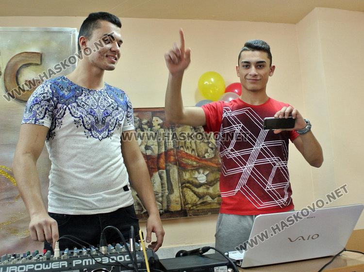 Антонио Калайджиев /вдясно/ се изяви като диджей, докато брат му беше в надпреварата за короната