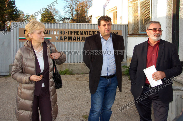 Шефката на ДАБ Петя Първанова, началникът на лагера Димитър Захариев, д-р Ангел Кунчев