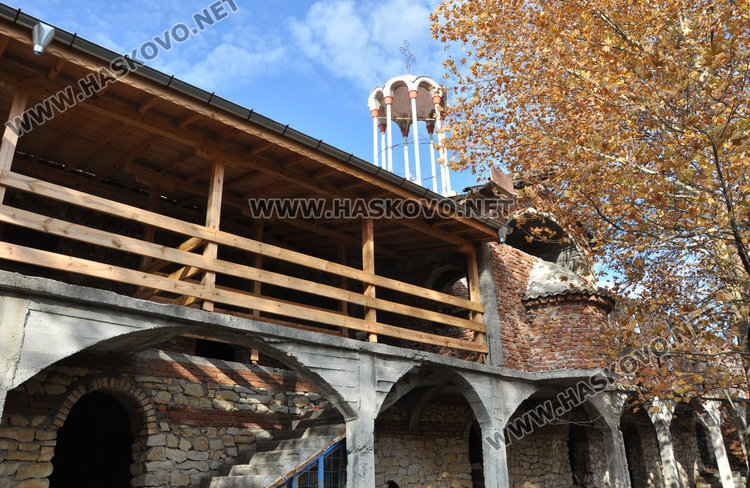 Подновиха строителството на най-големия манастирски комплекс в околията