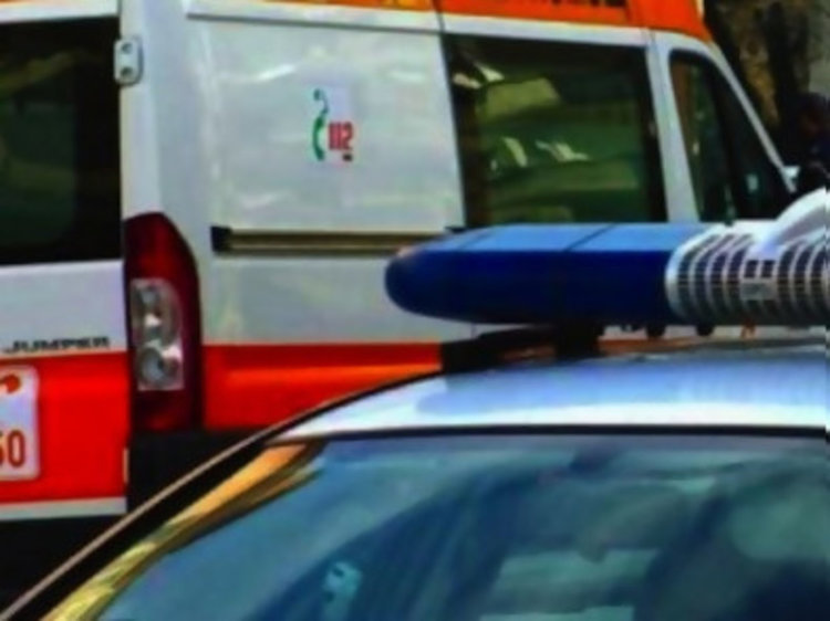 „Мерцедес” се преобърна в дере, шофьорът счупи ръка