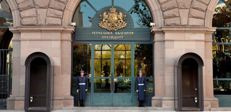 Новият президент започва брутно с 9285 лева месечно