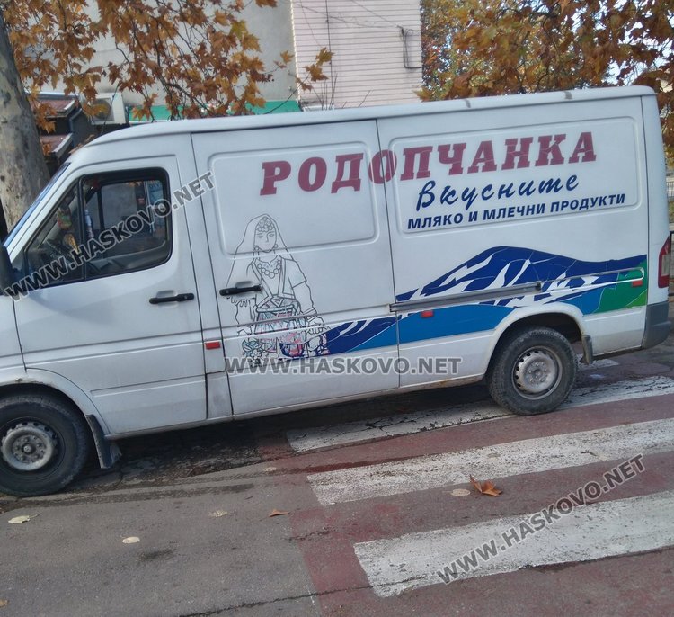 Бус паркира върху пешеходна пътека до димитровградско училище