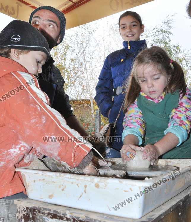 3-годишен вае глинени съдове в работилница