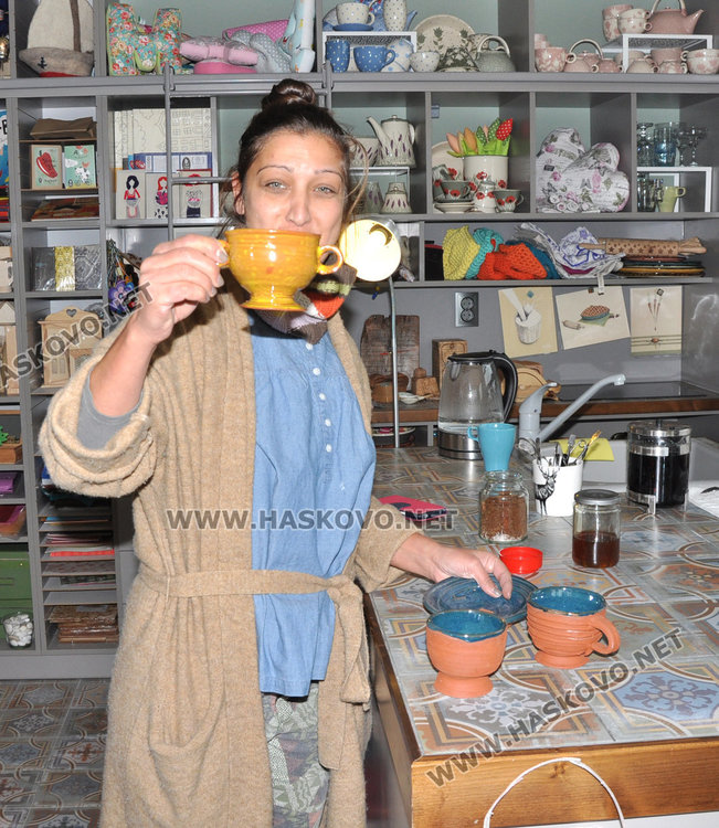 Антония Костова показва завършени глинени съдове, изработени преди месец