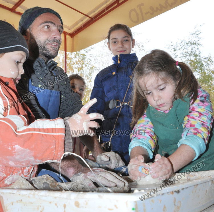 3-годишен вае глинени съдове в работилница