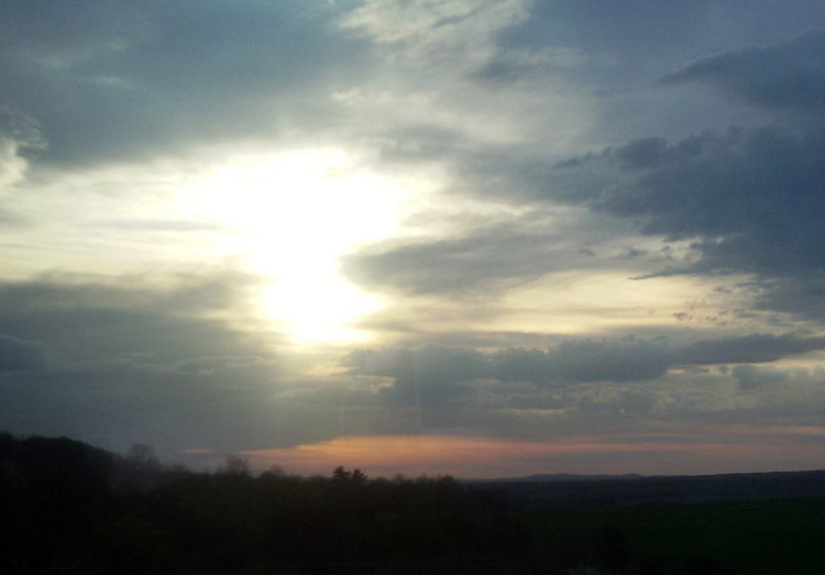 Облачно и ветровито в Кърджали,кратък дъжд