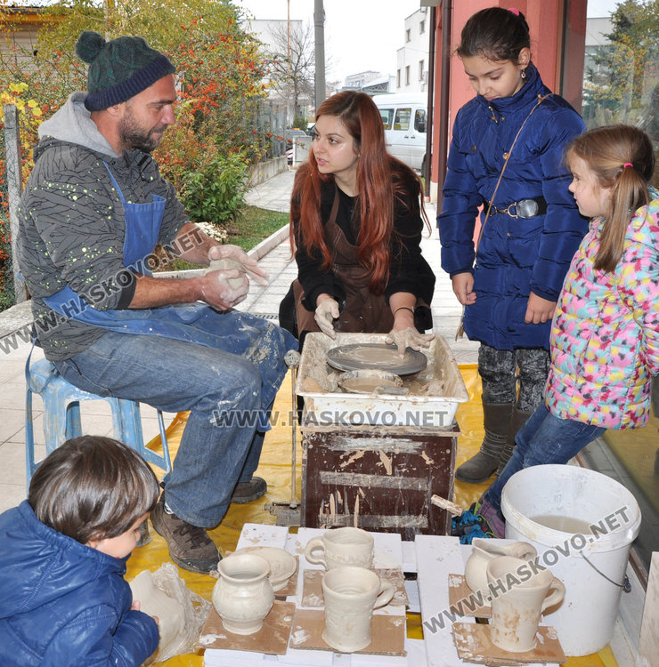 3-годишен вае глинени съдове в работилница