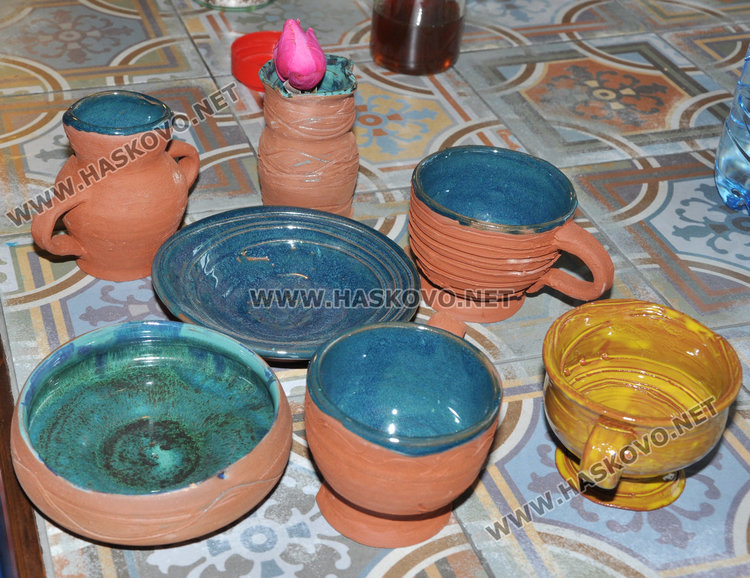 3-годишен вае глинени съдове в работилница