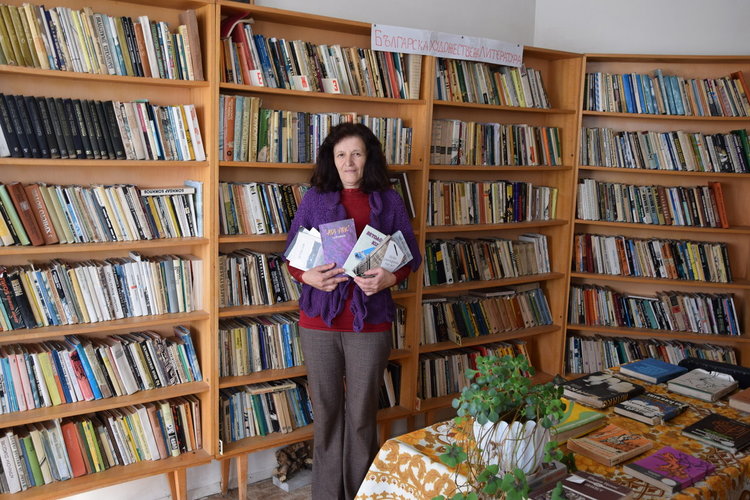 Изселник от Бурса дари книги на турски език на библиотеката в Млечино